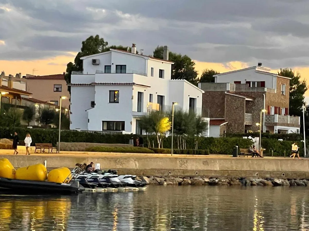 Villa Sophie Alt Standing Frente Al Club Nautico خيرونا