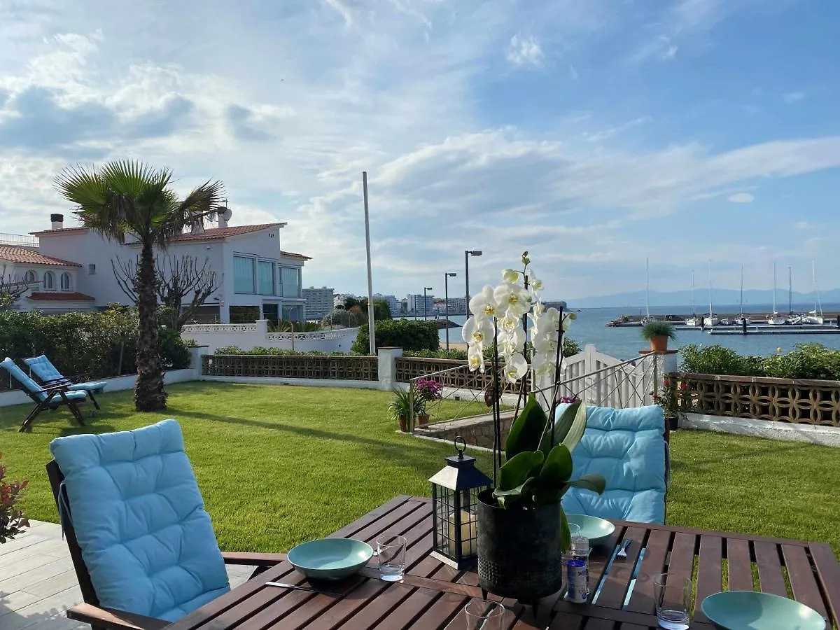 Villa Sophie Alt Standing Frente Al Club Nautico Girona Spanien