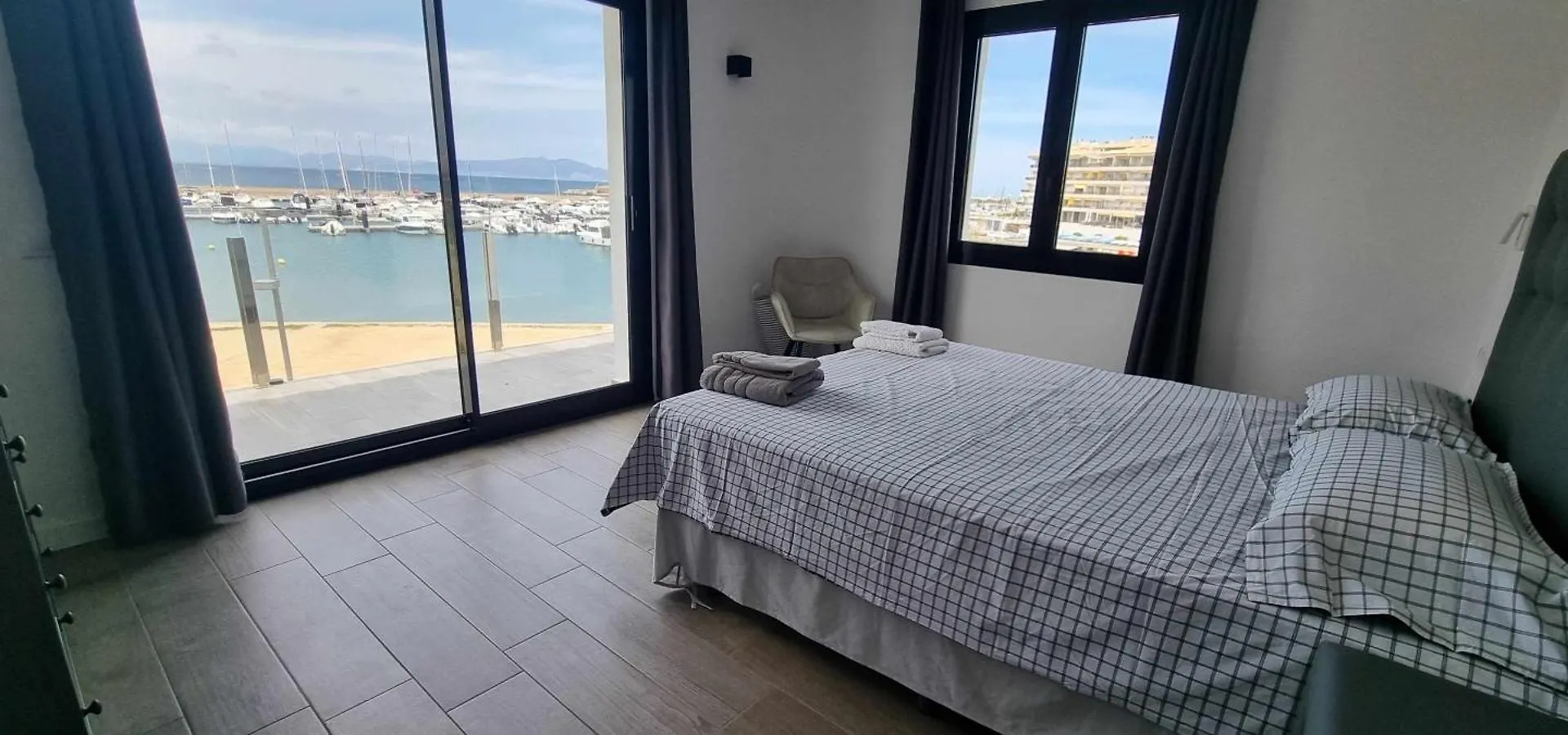Villa Sophie Alt Standing Frente Al Club Nautico Girona Spanien