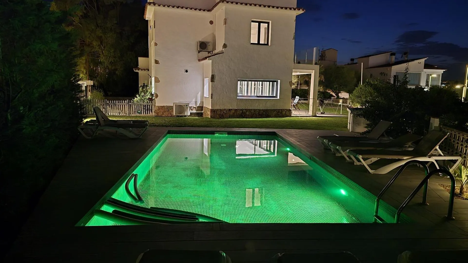 Villa Sophie Alt Standing Frente Al Club Nautico Girona Spanien