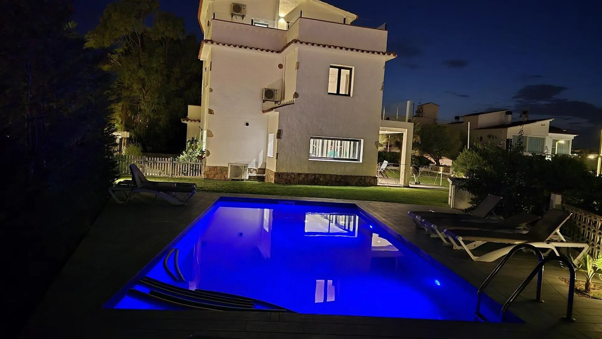 Villa Sophie Alt Standing Frente Al Club Nautico خيرونا 0*,  إسبانيا