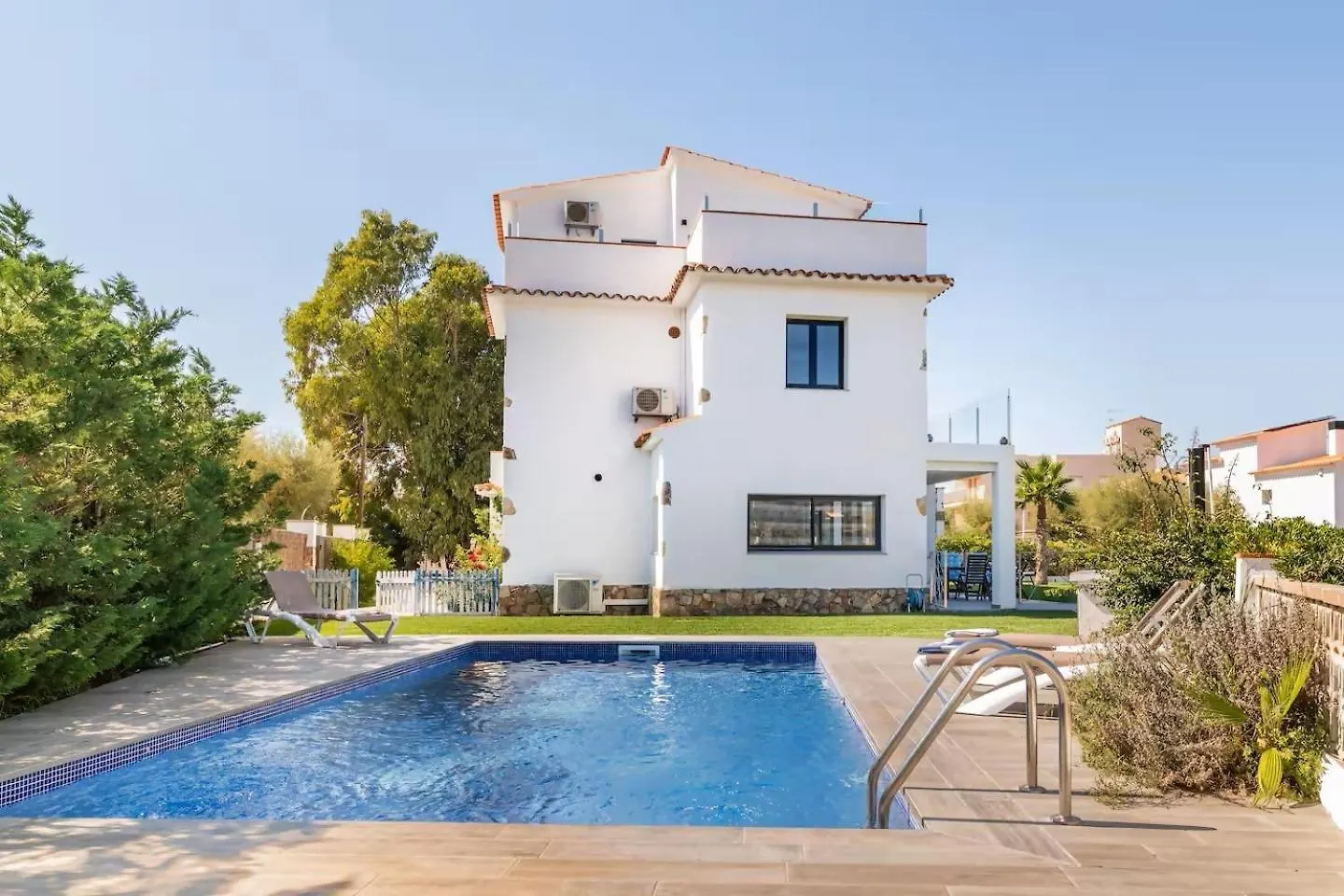 Villa Sophie Alt Standing Frente Al Club Nautico خيرونا