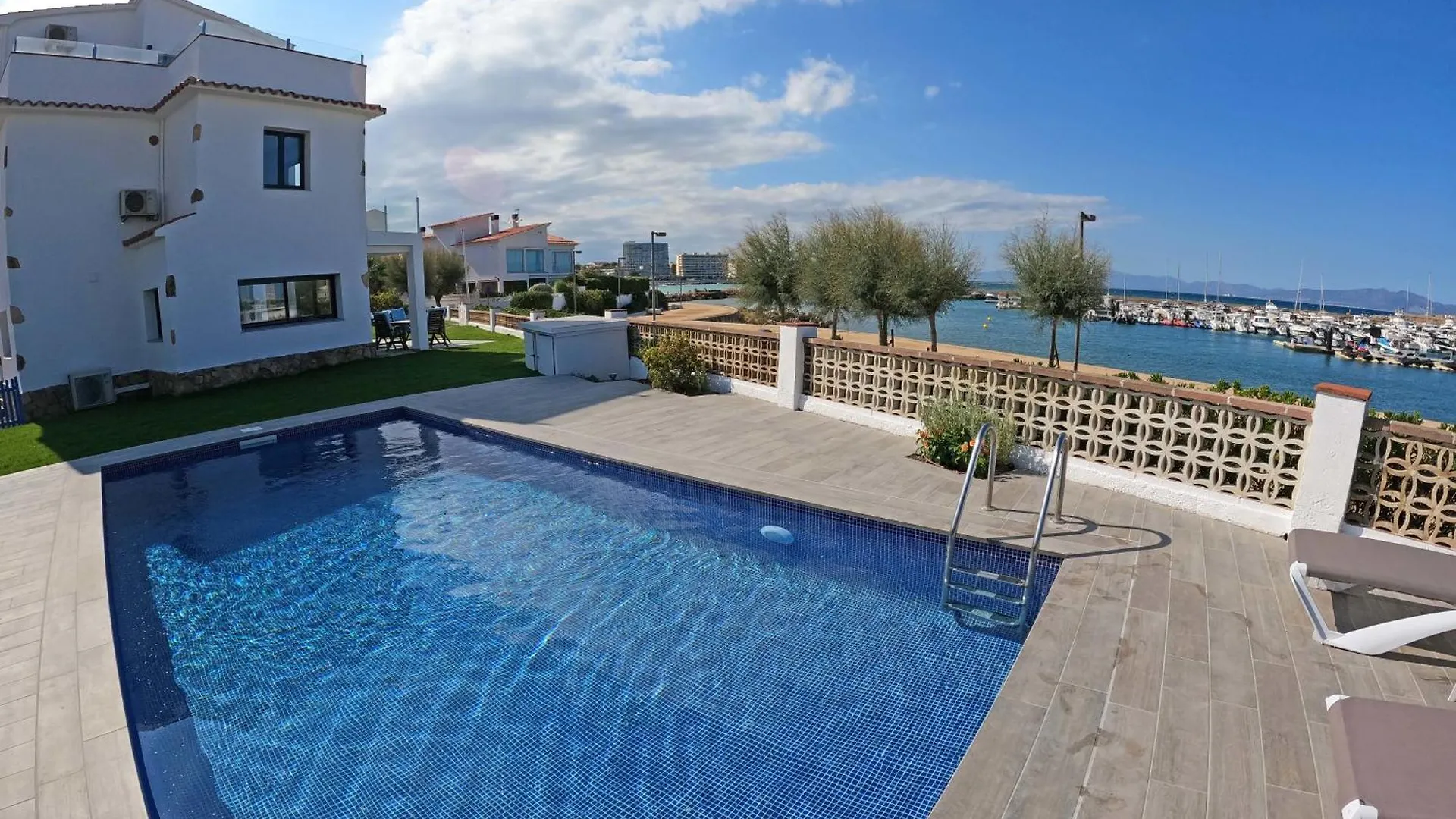 Villa Sophie Alt Standing Frente Al Club Nautico خيرونا